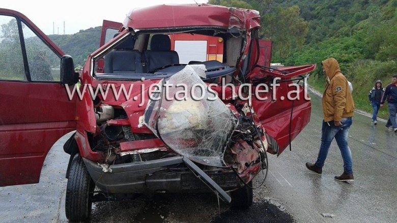 Aksidenti i rëndë në Fier, shoferi vdiq për ndihmë! (Foto/Video)