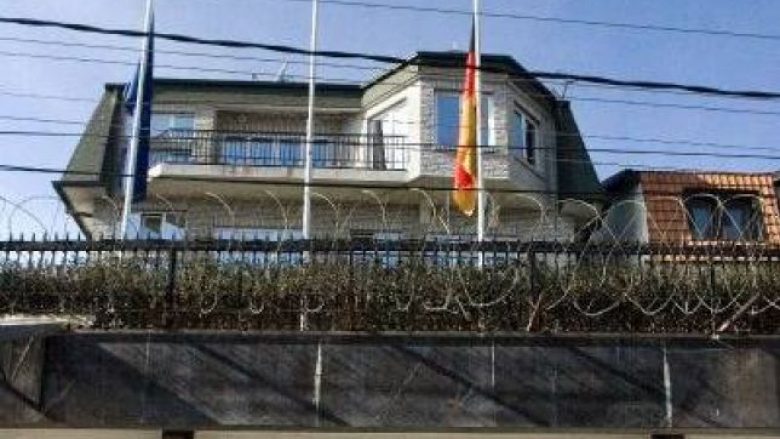 Rreshta të gjatë para Ambasadës gjermane në Prishtinë, terminet kryesisht të shitura (Video)