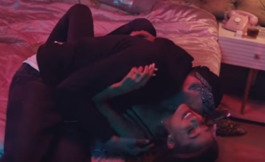 Ariana Grande skena hot me truprojën e saj në klipin e ri (Video)