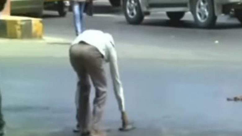 Vapa shkrin asfaltin në Indi (Video)