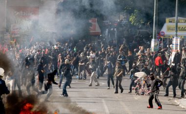 Protesta dhe kundërprotesta në Athinë, paralajmërohet dhunë
