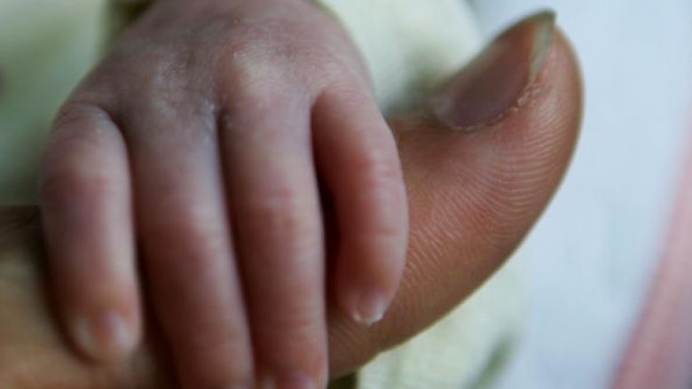 Ngritet padi penale ndaj një 23 vjeçare për ”mbytje të fëmijës gjatë lindjes”