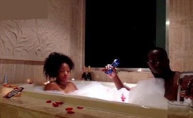 U bë gati për banjë romantike me burrin, por i hyni flaka dhe u prish romanca! (Video, +16)