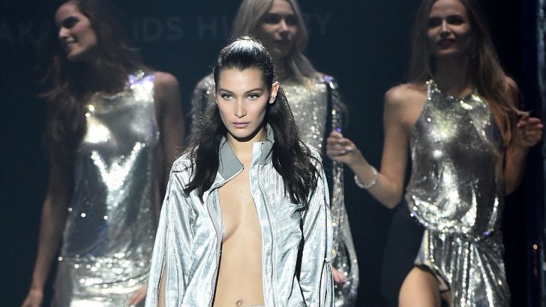 Bella Hadid nuk di të ndalet, shfaqet tunduese në sfilatë (Foto +16)