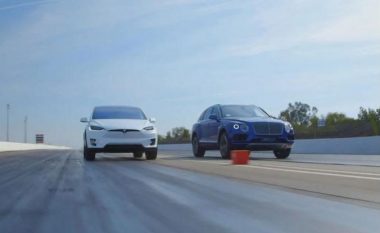 “Ballë për ballë”, në garën më interesante: Bentley Bentayga vs. Tesla Model X P90 D (Video)