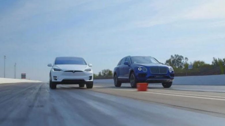 “Ballë për ballë”, në garën më interesante: Bentley Bentayga vs. Tesla Model X P90 D (Video)
