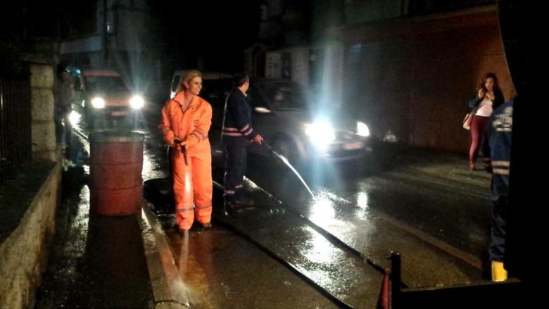 Momentet kur deputetja drenicase pastron rrugët e Prishtinës (Video)