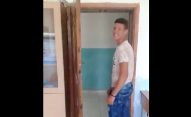 Nxënësi shqiptar, me kokë për dere dhe i buzëqeshur! (Video)