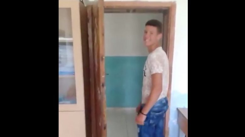 Nxënësi shqiptar, me kokë për dere dhe i buzëqeshur! (Video)