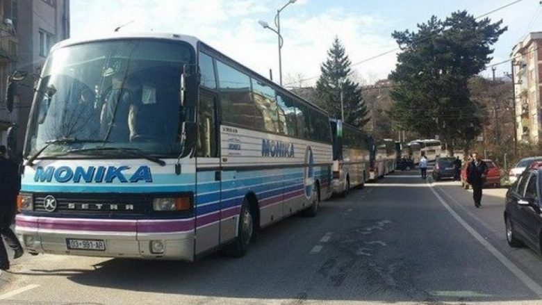 Nga Deçani nisen 46 autobusë për në protestë