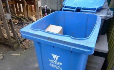 Postieri i paskrupullt: Dërgesën për fëmijë, e lë në shportën e mbeturinave
