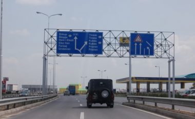 Autostrada drejt Shkupit mbi varreza!