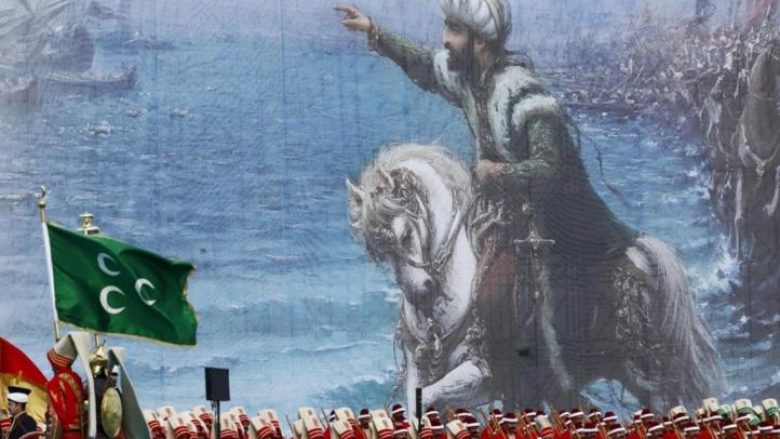 Dy versionet e historisë moderne turke: A ishte properëndimor apo mysliman i madh Sulltani që pushtoi Kostandinopojën?