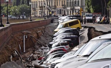 Shembje rruge në Firence, hendeku “përpin” njëzet makina (Foto)