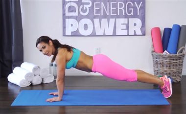 USHTRIMET E FEMRAVE TË MOSHËS SË MESME: Forconi tricepsat dhe zgjidhni muskujt e lëshuar të parallërës (video)