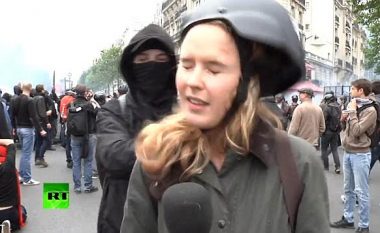 Gazetarja qëllohet nga protestuesi, por vazhdon sikur të mos ketë ndodhur asgjë (Video)