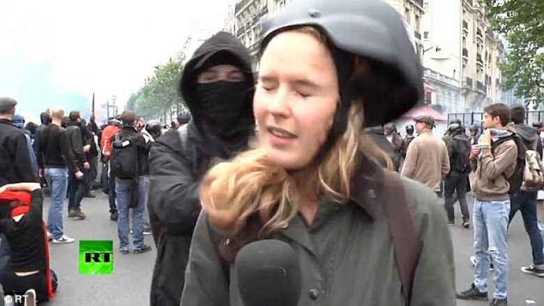 Gazetarja qëllohet nga protestuesi, por vazhdon sikur të mos ketë ndodhur asgjë (Video)