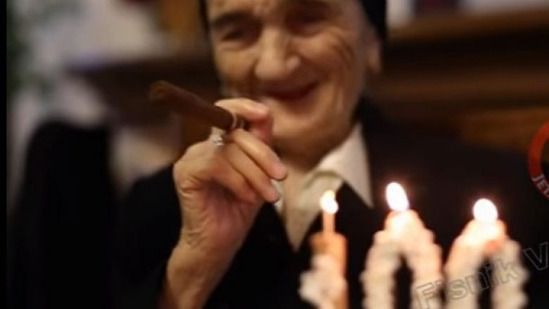 Gjyshja shqiptare feston 100 vjetorin e lindjes me Mercedes dhe puro kubaneze (Video)