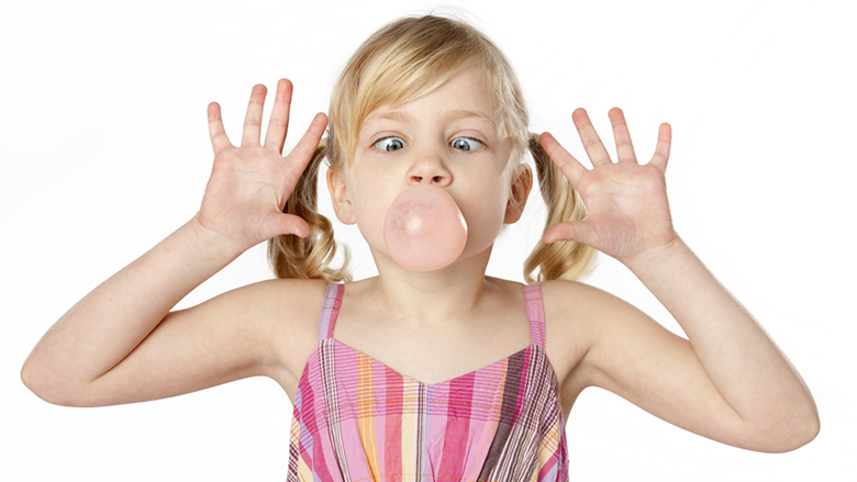 Çfarë ndodh nëse fëmija gëlltit çamçakëzin?