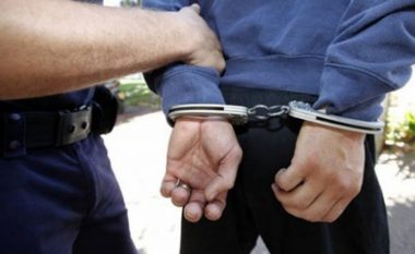 Arrestohen të rinjtë e Vushtrrisë, që plaçkitnin femrat në Prishtinë