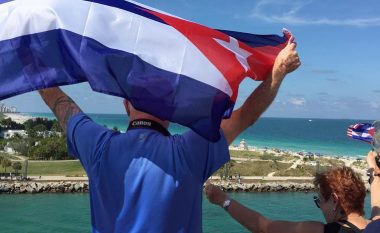 Historike: Në Havana zbarkon anija e parë me turistë amerikanë