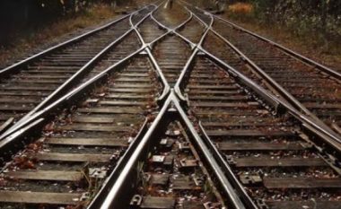 Udhëtarët dhe biznesmenët presin hekurudhat dhe trenat e ri në  Maqedoni