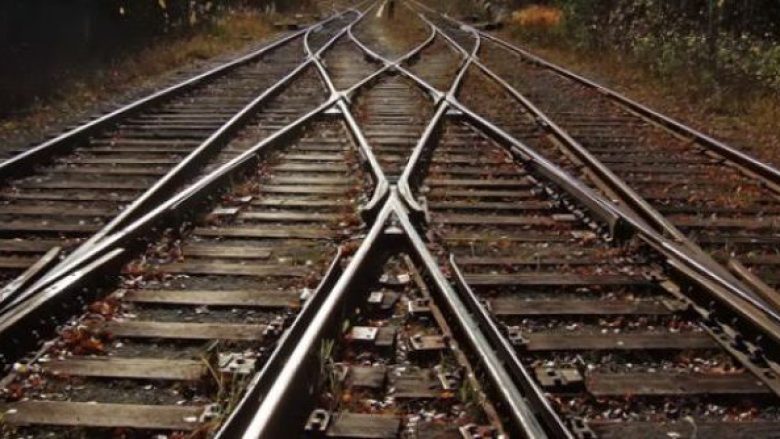 Sindikatat e transportit hekurudhor në Maqedoni kërcënojnë me grevë