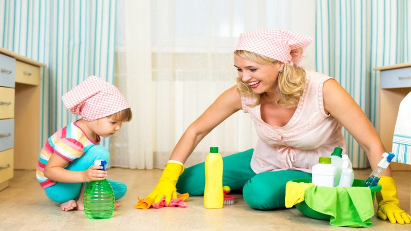 home-house-woman-mother-child-daughter-toddler-cleaning-scrub-spray-rubber-gloves-fun-laugh-play1