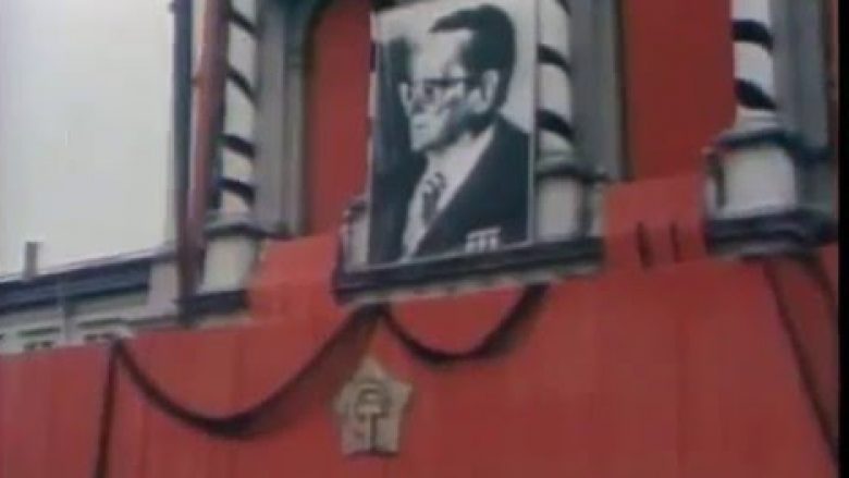 Isa Mustafa dikur përkulej para trupit të Titos në Beograd (Foto/Video)