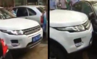 Nëse keni Jaguar, assesi mos e bllokoni Range Roverin në parking! (Video)