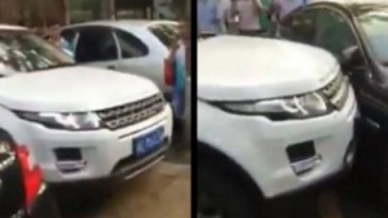 Nëse keni Jaguar, assesi mos e bllokoni Range Roverin në parking! (Video)