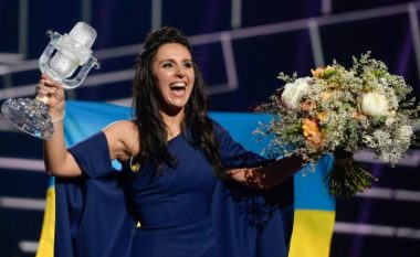 Fituesja e Eurovisionit zbulon një fakt të dhimbshëm nga jeta (Video)