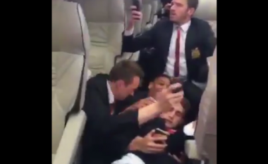 Momenti kur huliganët e West Hamit sulmuan Adnan Januzajn (Video)