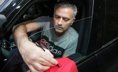 Momenti kur Jose Mourinho nënshkruan me Manchester Unitedin (Video)