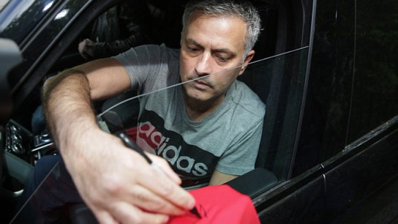 Momenti kur Jose Mourinho nënshkruan me Manchester Unitedin (Video)