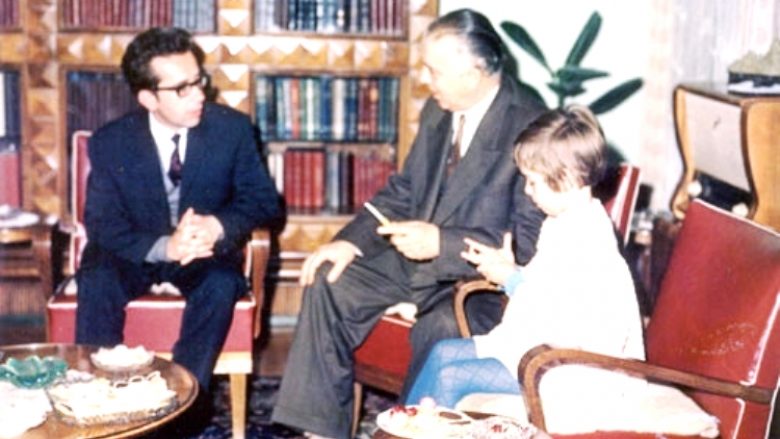 Kadare: Enver Hoxha u acarua nga ‘duart e përgjakura’