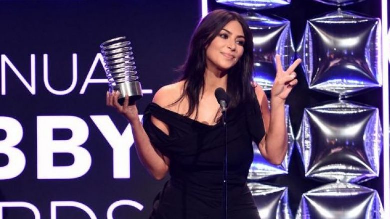 Kim Kardashian i lejohen vetëm pesë fjalë në fjalim, ja çfarë zgjedh ajo (Foto, +18)