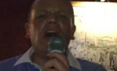 Këngëtarit i bien dhëmbët, por s’e ndal këngën (Video)