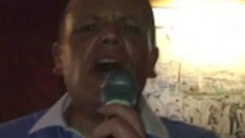 Këngëtarit i bien dhëmbët, por s’e ndal këngën (Video)