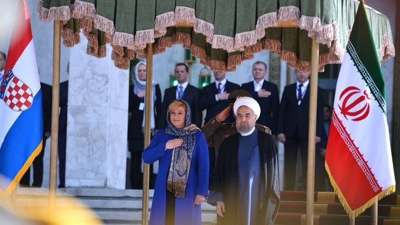 Presidentja e Kroacisë vendos shami gjatë vizitës në Iran (Foto)