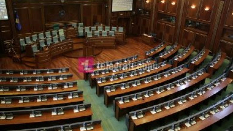 Deputetët marrin 1,500 euro në muaj dhe mungojnë në seancat e Kuvendit (Video)