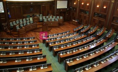 Deputetët marrin 1,500 euro në muaj dhe mungojnë në seancat e Kuvendit (Video)