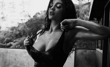 Çka ka humbur Tyga… disa foto ultra seksi e zhveshur në shi të Kylie Jenner (Foto)