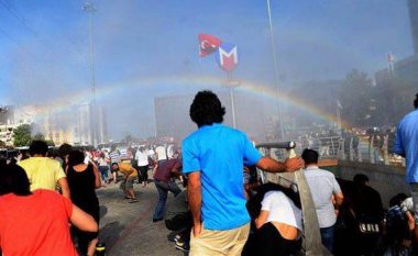 Kjo është fotografia më e përhapur dje e sot në mediat e Turqisë: Policia “nderoi” paradën e LGBT-së (Foto)