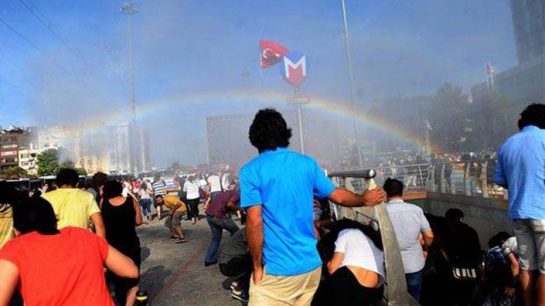 Kjo është fotografia më e përhapur dje e sot në mediat e Turqisë: Policia “nderoi” paradën e LGBT-së (Foto)