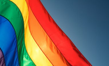 Për Ditën kundër Homofobisë, EULEX-i ngre flamurin e LGBT-së në objektet e veta