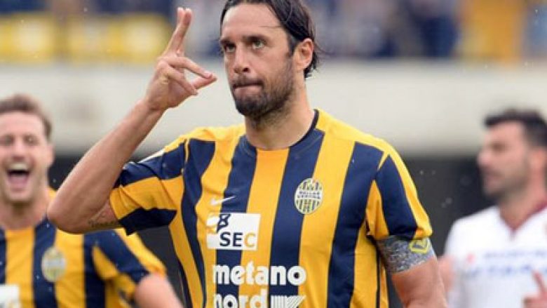 Luca Toni lë futbollin