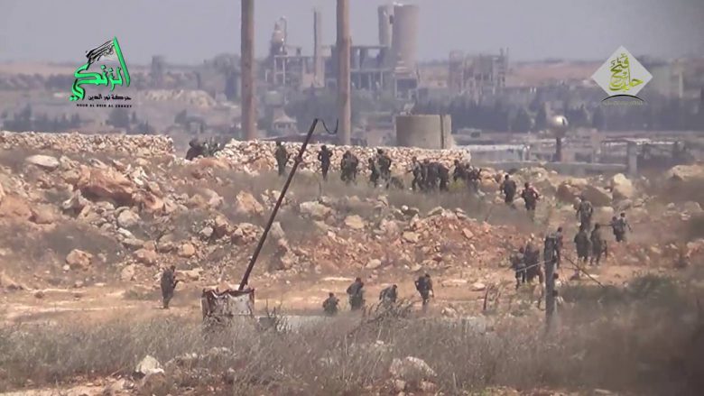 Forcat e Assadit nuk e përballojnë sulmin – ja si i braktisin pozicionet e tyre (Video)