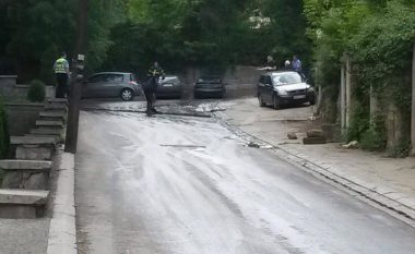 Mazuti rrjedh nëpër rrugë e qytetit në veri të Mitrovicës (Foto)