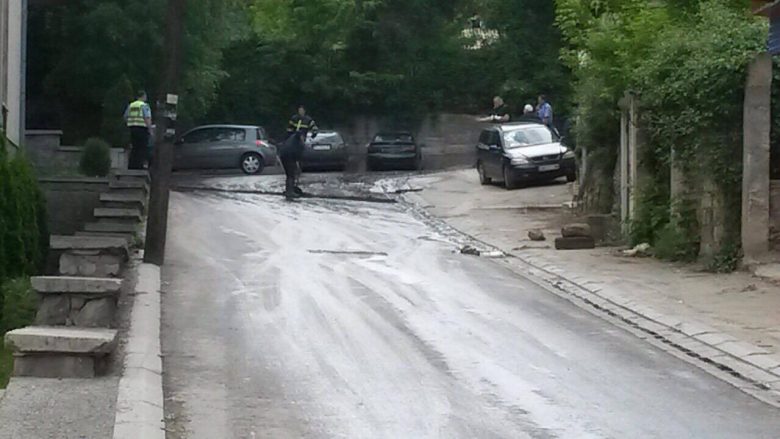 Mazuti rrjedh nëpër rrugë e qytetit në veri të Mitrovicës (Foto)